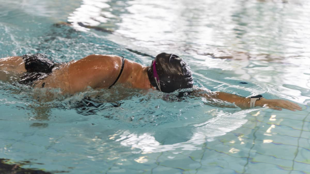 Heidi Uotila ui vapaauintia uima-altaassa.