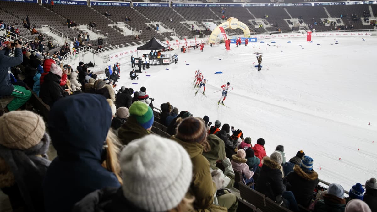 Yleisöä seuraamassa hiihtoa Helsingin olympiastadionilla.