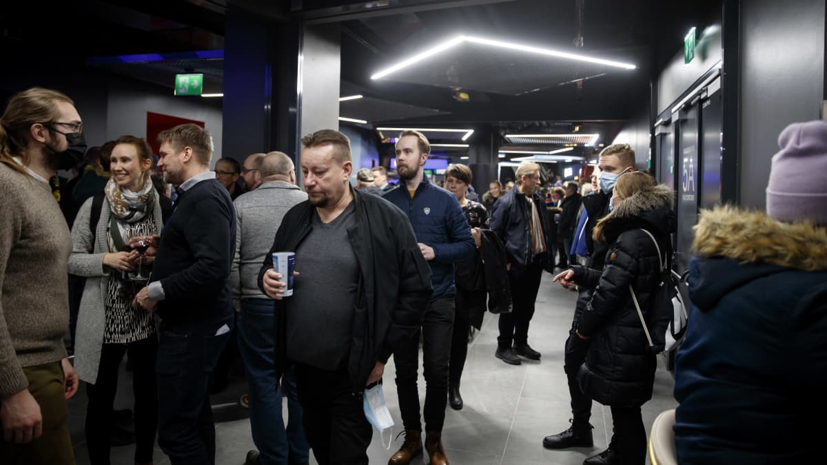 Erätauolla suurin osa ihmisistä on lähtenyt katsomosta käytäville ja ravintoloihin. 