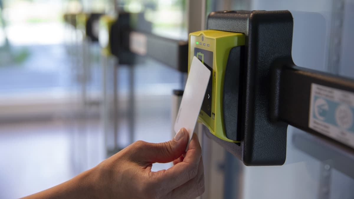Automaattikaupan tuotekaappi avataan maksukortilla.