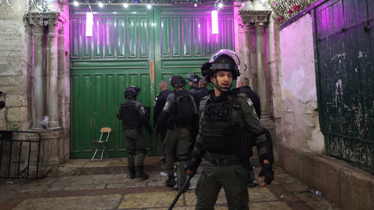 Israelilaispoliisit Al-Aqsan moskeijan luona Temppelivuorella.
