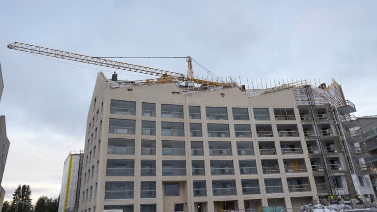 Rakenteilla oleva kerrostalo. 