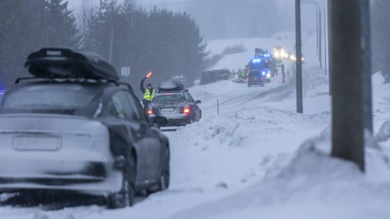 Lapinlahdella sattunut kolme henkeä vaatinut kuolonkolari. 