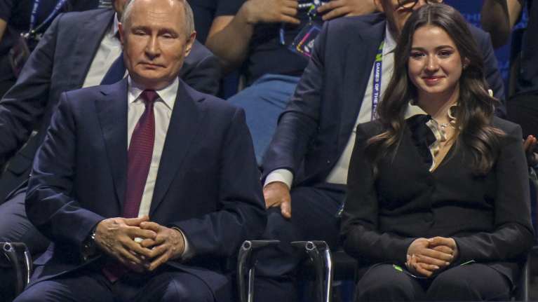 Venäjän presidentti Vladimir Putin ja dopingista neljän vuoden kilpailukieltoon joutunut taitoluistelija Kamila Valijeva istuivat vierekkäin Venäjällä järjestetyssä urheilutapahtumassa 21. helmikuuta 2024.