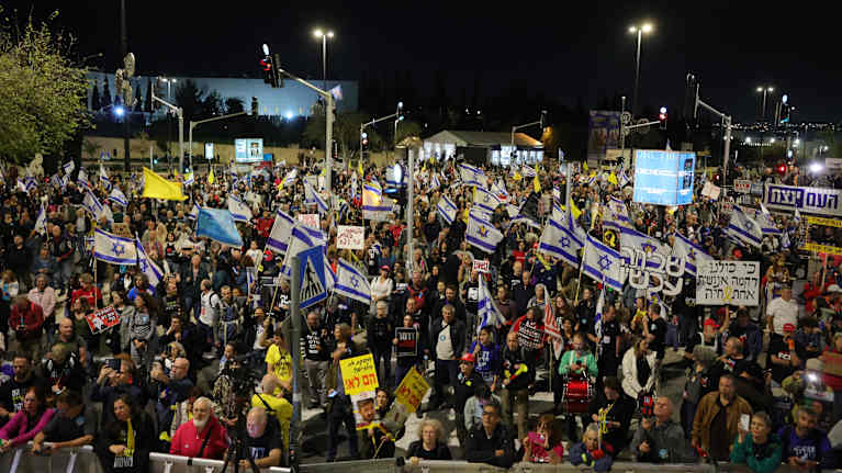 Ihmiset vaativat Hamasin ottamien panttivankien vapauttamista Jerusalemissa 31. maaliskuuta 2025.