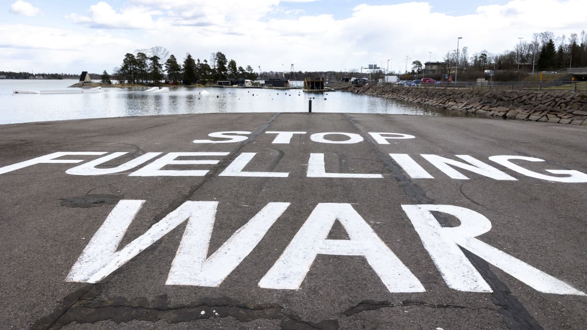 Greenpeacen mielenosoitus Espoon Keilaniemessä Fortumin pääkonttorilla. Fortumin rannassa olevalle laiturille on maalattu sanat Stop fuelling war.