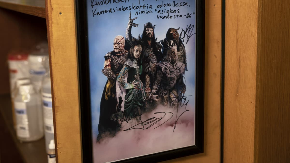 Lordi valokuva peruukkiliikkeen seinällä.