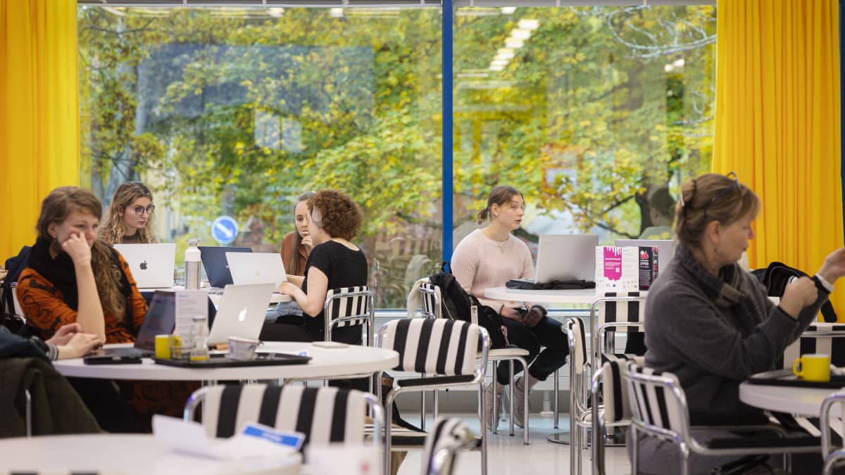 Opiskelijoita Jyväskylän yliopiston kirjastorakennuksen kahvilassa.