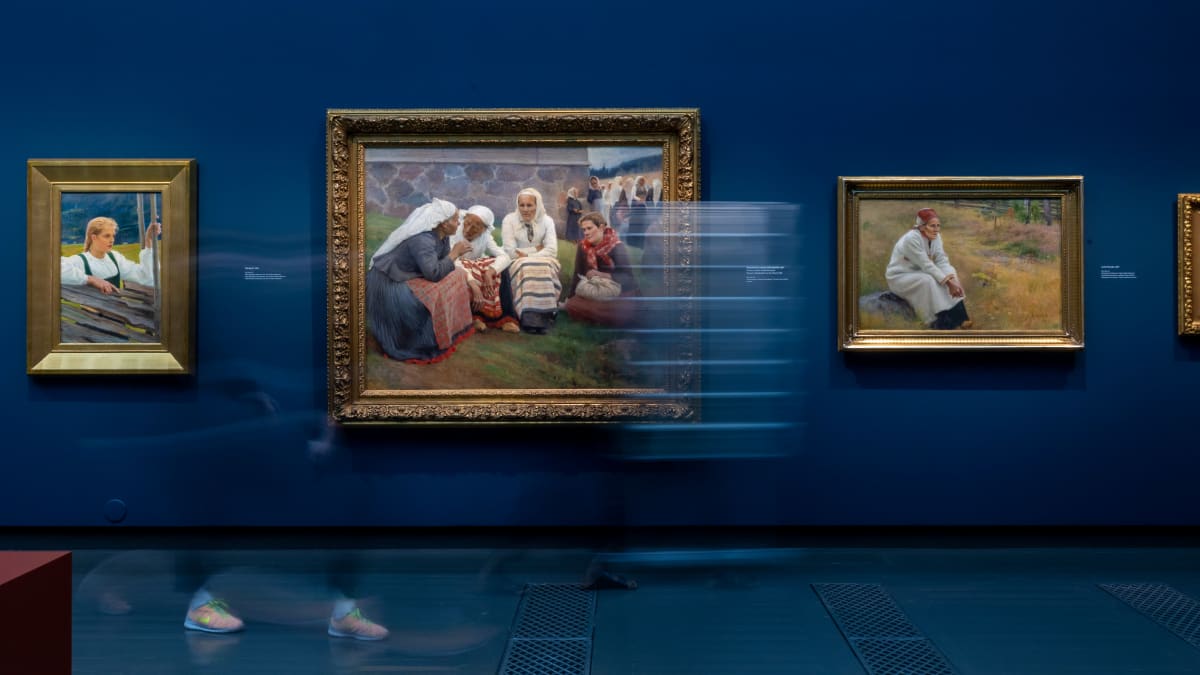 Ihmiset katsovat Albert Edelfeltin maalauksia Ateneumin Taidemuseon näyttelyssä.