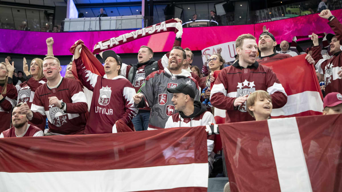 Latvialaisyleisöä katsomossa.