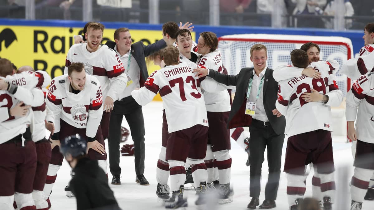 Latvian pelaajat juhlivat pelin ratkettua.