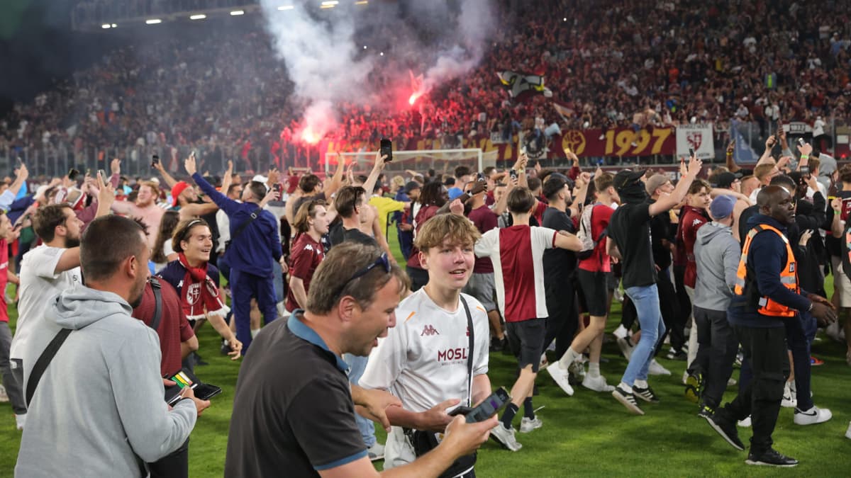 Metz voitti Bastian 3–2 Ligue 2:ssa ja fanit ryntäsivät kentälle juhlimaan.