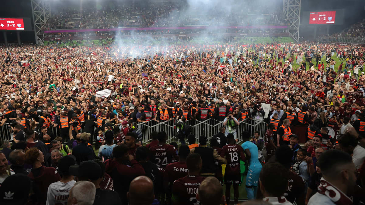 Metz voitti Bastian 3–2 Ligue 2:ssa ja fanit ryntäsivät kentälle juhlimaan.