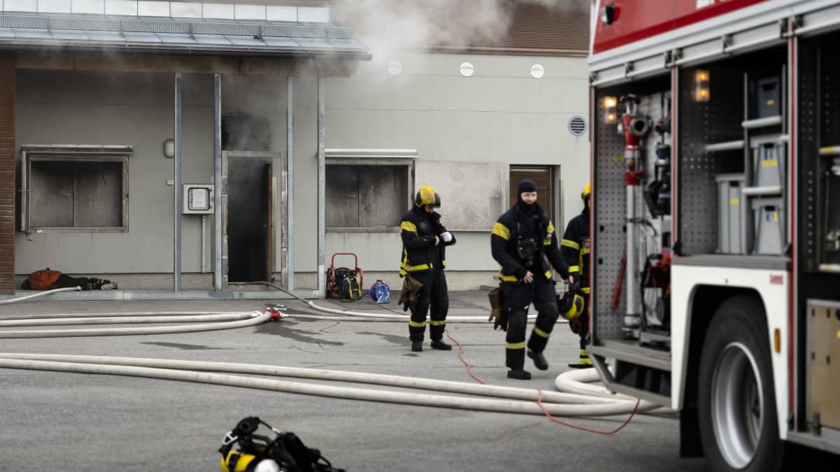 Photo shows firefighter students training at the Emergency Services Academy in Kuopio.