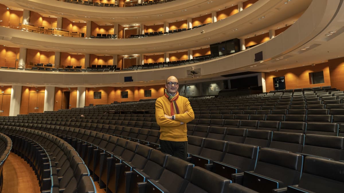 Kansallisoopperan taiteellinen johtaja Thomas de Mallet Burgess. Kuva: Mikko Koski / Yle