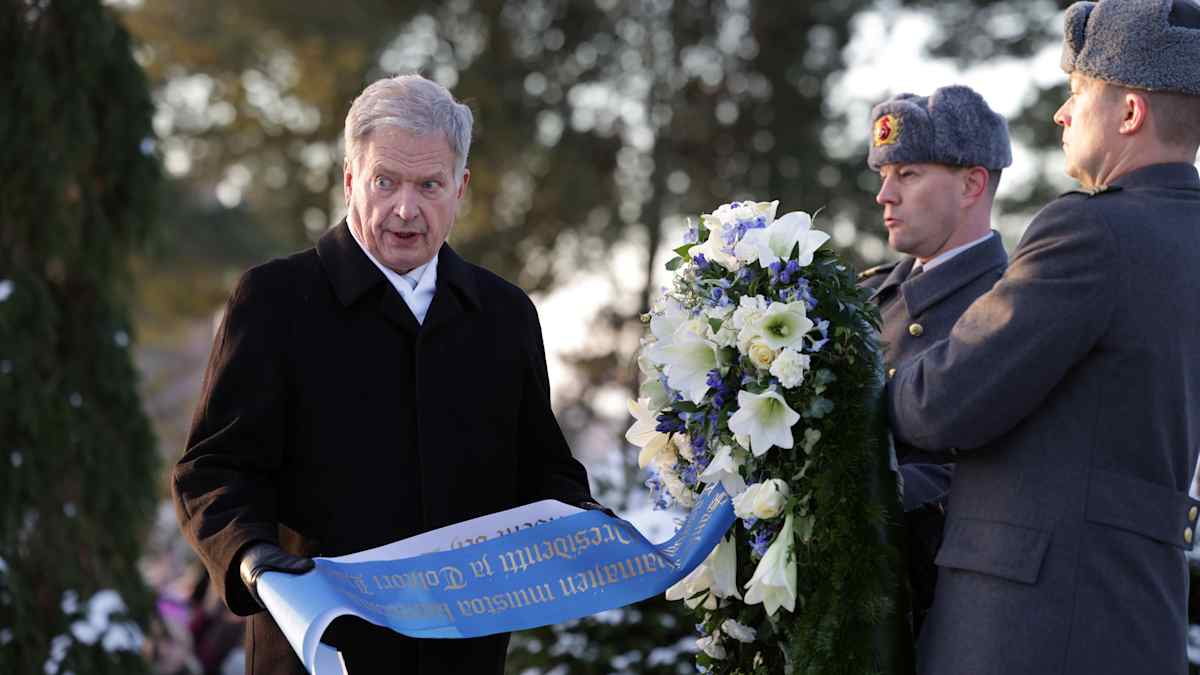 President Niinistö laid a wreath on the hero’s grave. Photo: Lauri Karo / Yle