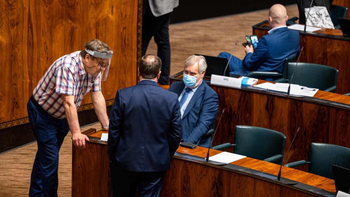 Ville Tavio keskustelemassa Antti Rinteen ja Kimmo Kiljusen kanssa elpymispaketti-keskustelun tauolla.