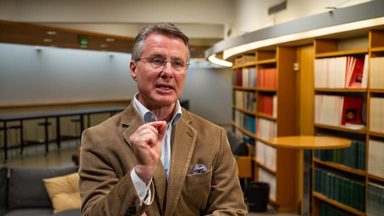 Helsingin yliopiston virologian professori Kalle Saksela. 5.5.2020 Lääketieteellinen tiedekunta.