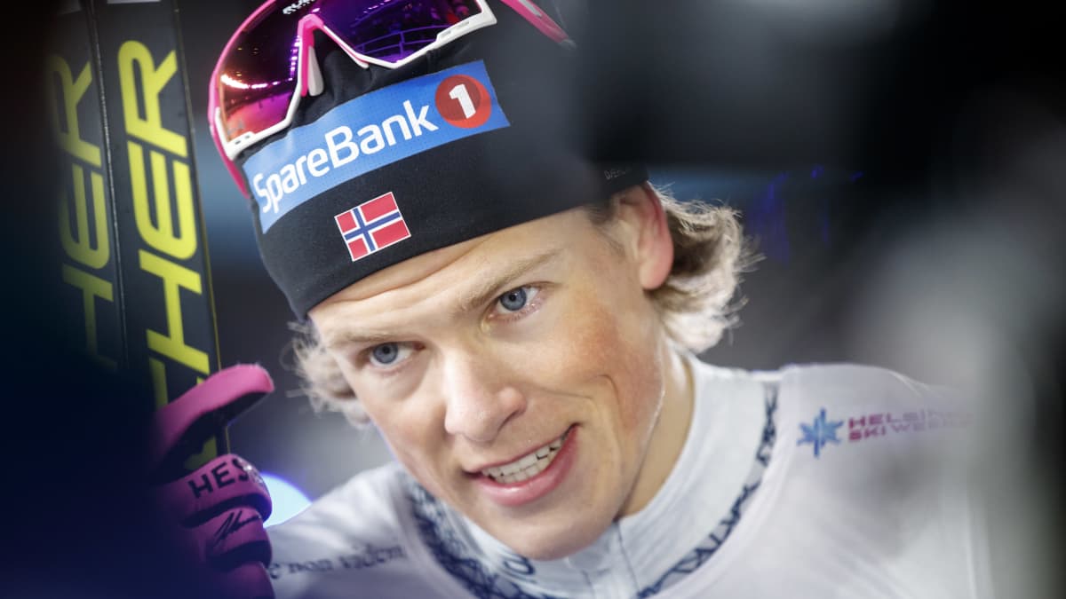 Johannes Hösflot Kläbo lähikuvassa Helsingin Olympiastadionilla.