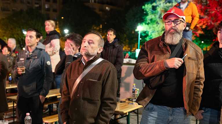 Pettyneet Fidesz puolueen kannattajat tappion hetkellä.