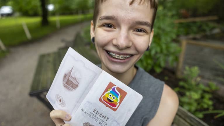Irina Medvedeva pitää kädessään Venäläistä passiaan, johon hän on liimannut sateenkaarikakka-emojin.