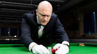 Sami Erkkilä, snookertuomari ja lentäjä.