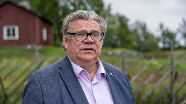 Timo Soini, konkaripoliitikko Bembölen Kahvituvan pihalla.
