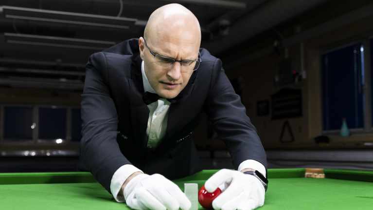 Sami Erkkilä, snookertuomari ja lentäjä.