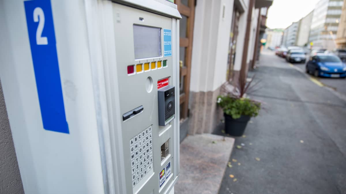 Parkkimittari , josta voi ostaa HKL-matkalippuja.