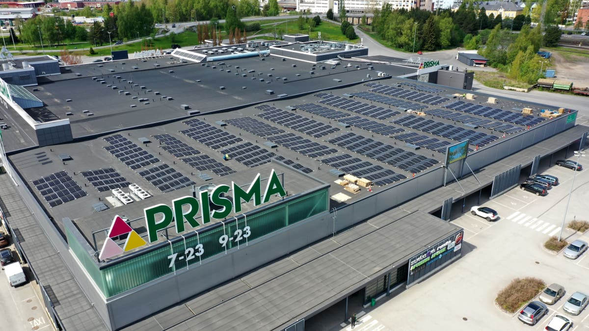 Prisma-marketin katto, jolla on aurinkopaneeleita.