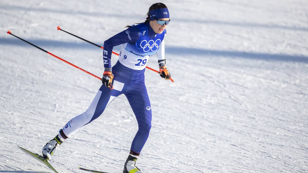 Jasmin Kähärä hiihtämässä vapaalla hiihtotyylillä.