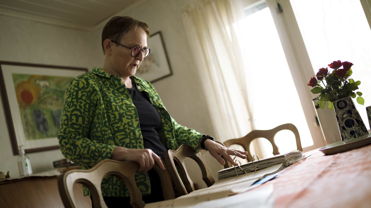 Oululainen Päivi Kangasniemi löysi kotiinsa kätketyn viestin remontin yhteydessä