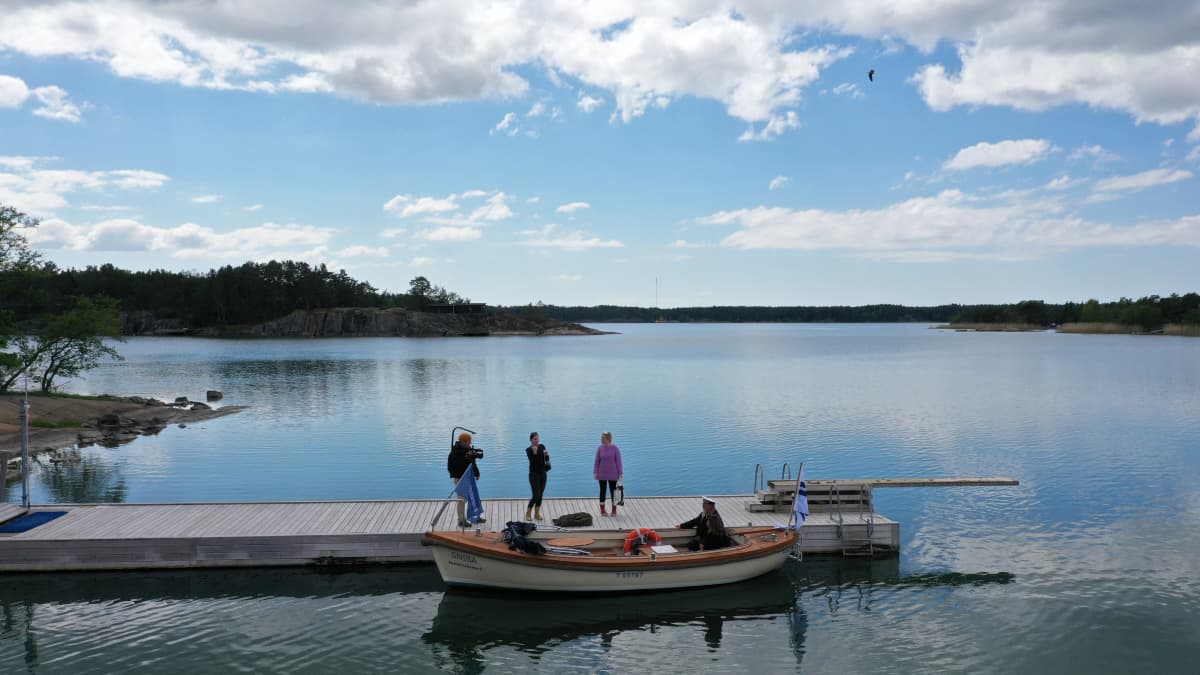 Kuvausryhmä on lähdössä venematkalle Kustavissa.