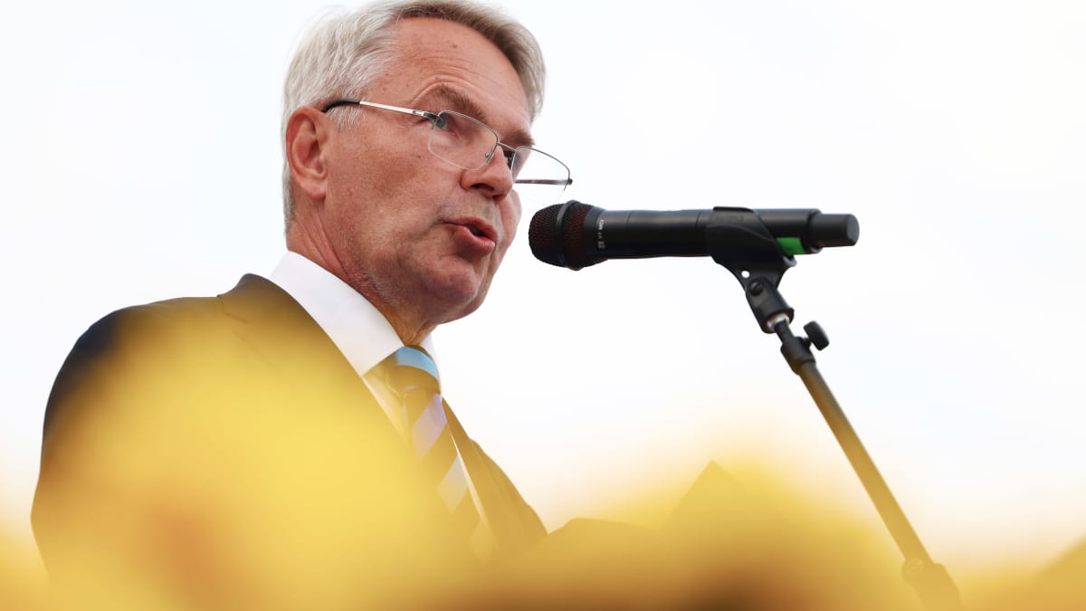 Pekka Haavisto puhuu mikrofoniin.