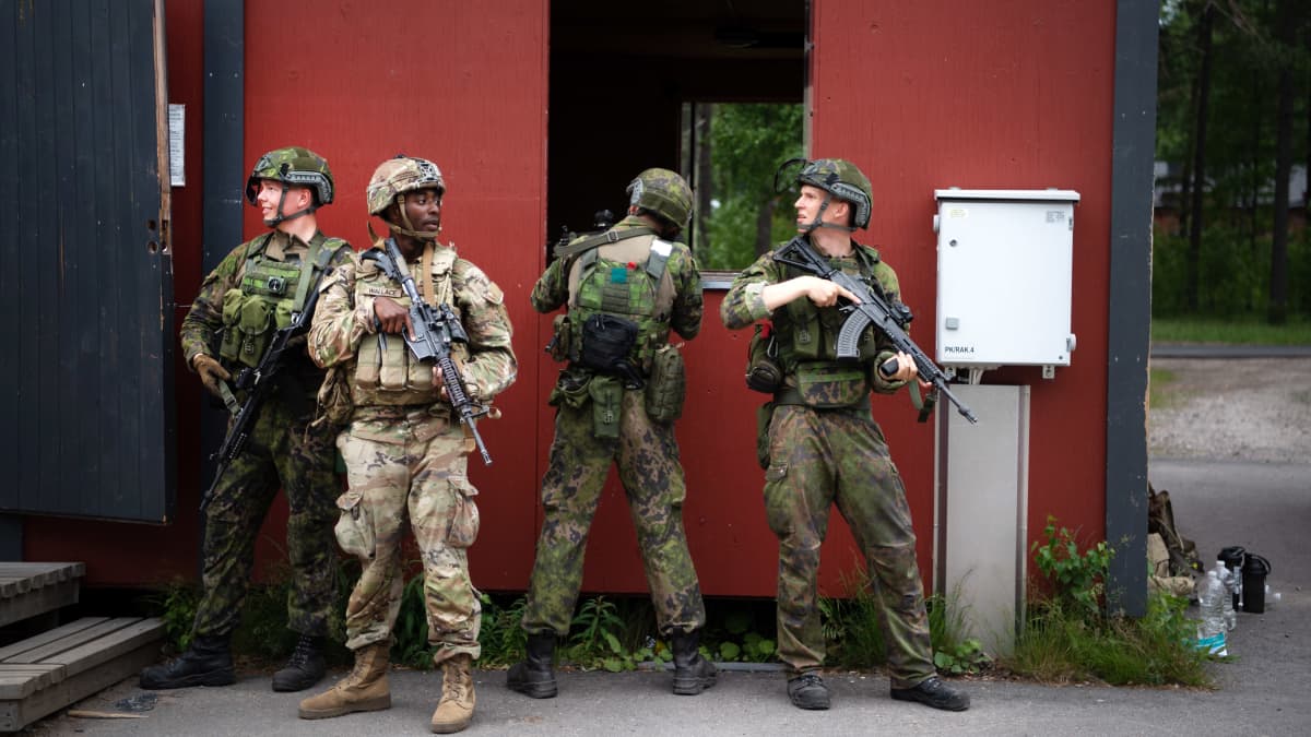 US and Finnish troops working together in a military exercise.