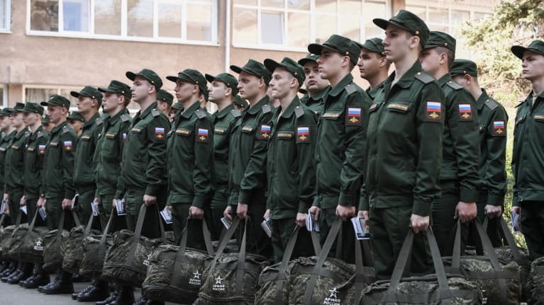 Venäläisiä varusmiehiä lähdössä armeijaan Krimin Simferopolissa 25. huhtikuuta 2023.