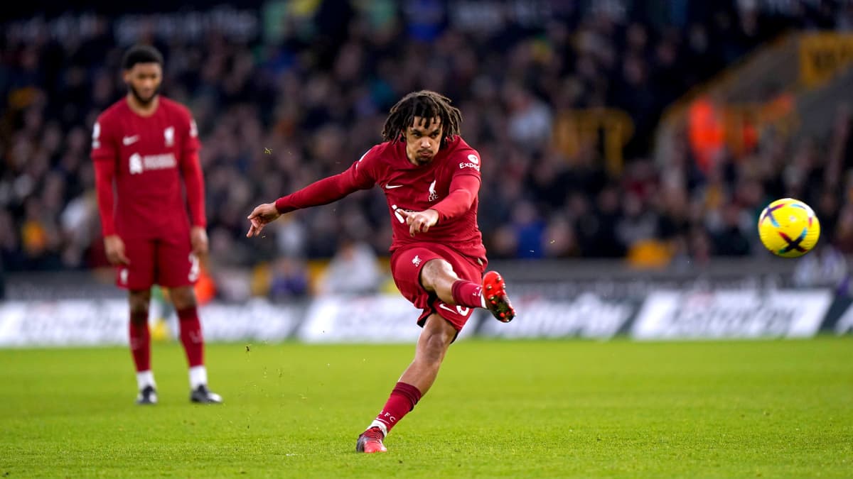 Trent Alexander-Arnold laukoo vapaapotkun.