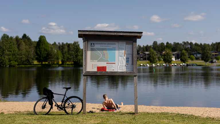 Mies ottaa aurinko rannalla kuvat on kuvattu Oulun Emmännän uimarannalla.