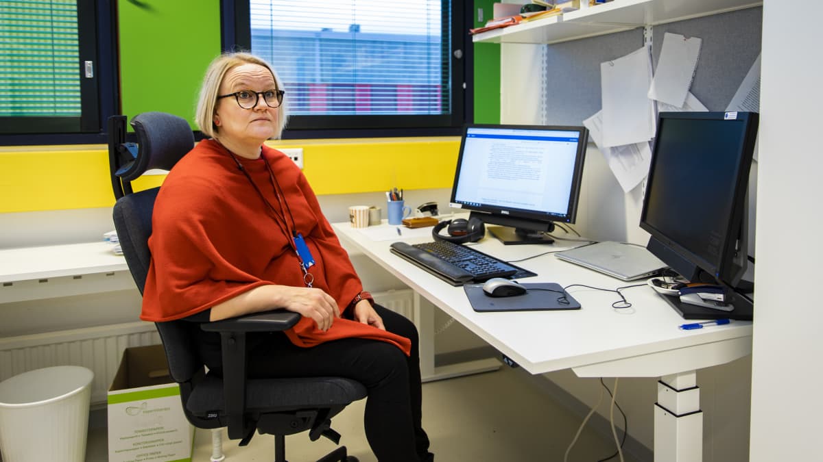 Anu Alanko istuu toimistollaan Oulun Yliopistolla
