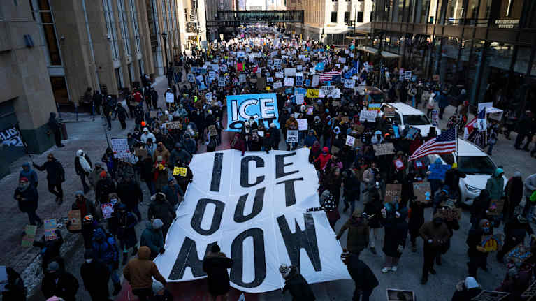 Ihmiset osoittivat Minneapolisissa mieltään maahanmuuttovirastoa vastaan.