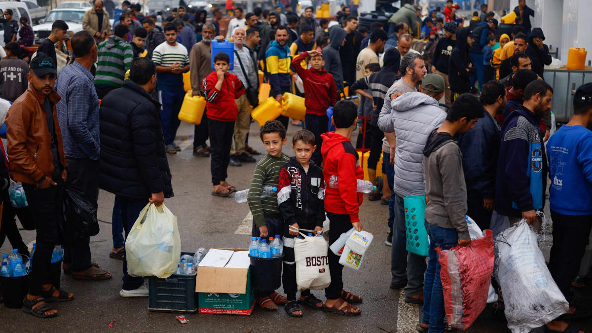 Palestiinalaiset lapset jonottivat vesipisteelle Rafahin kaupungissa Etelä-Gazassa tiistaina 5. joulukuuta.