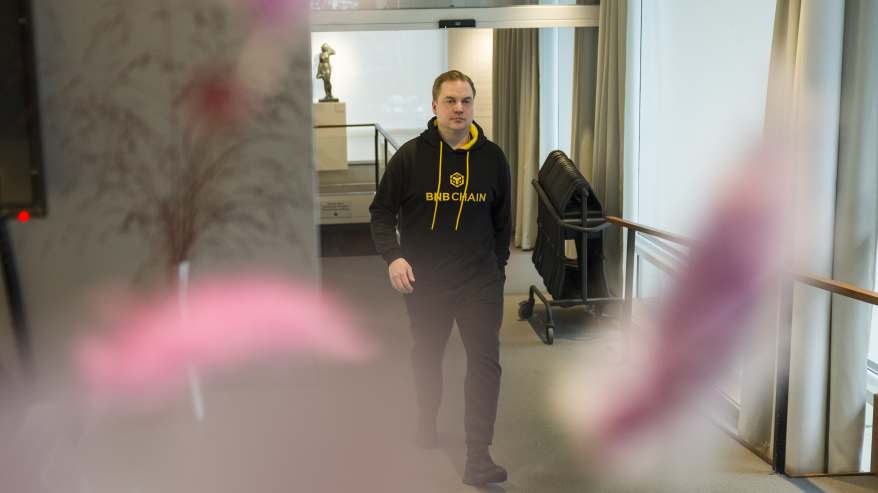 Heikki Pirhonen kävelee käytävällä. 
