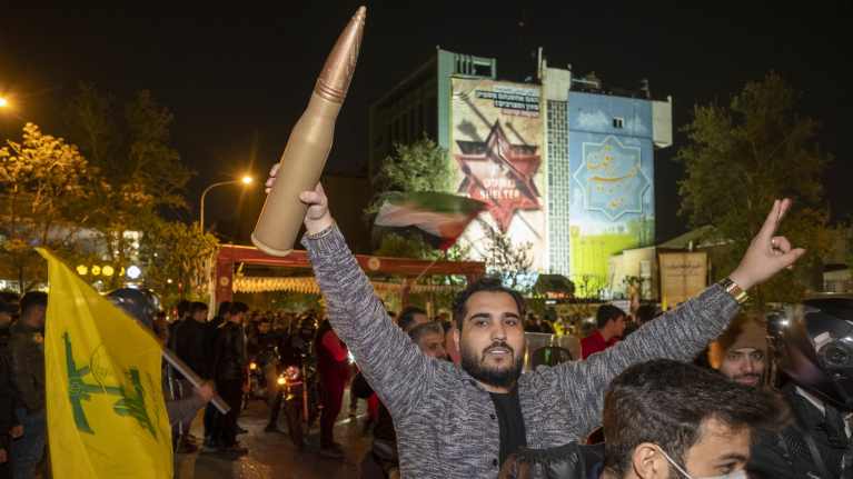 Iranilaiset juhlivat Iranin iskua Israeliin Teheranin keskustassa sunnuntaina 14. huhtikuuta.