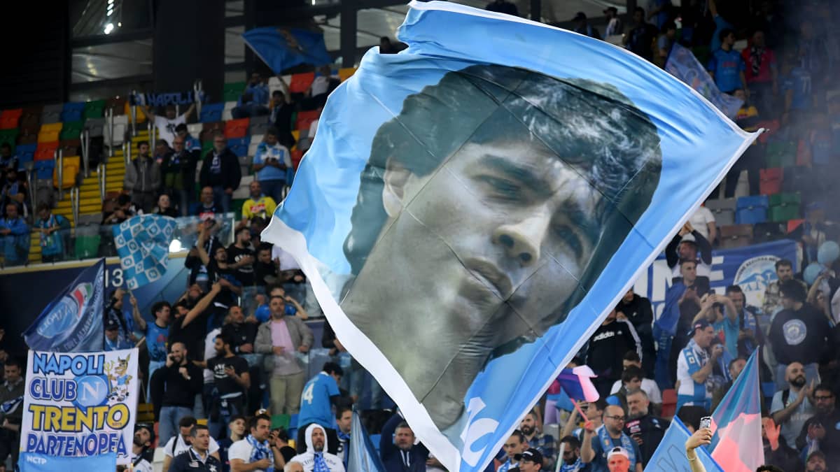 Napolin kannattajia Maradona-lipun kanssa kuvassa.