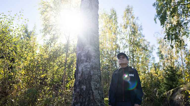 Samuel Granholm vid en björk.