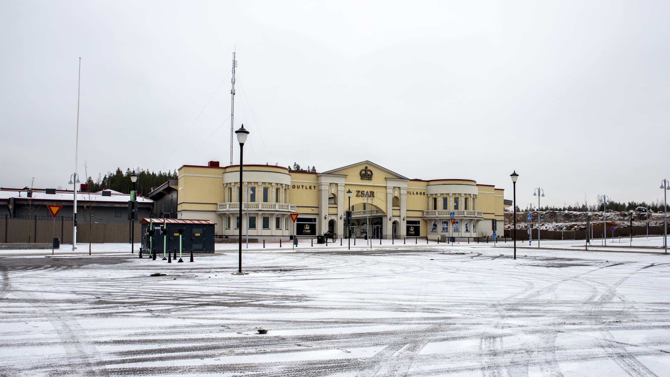 Tyhjä parkkipaikka Zsar Outlet Villagen edessä.