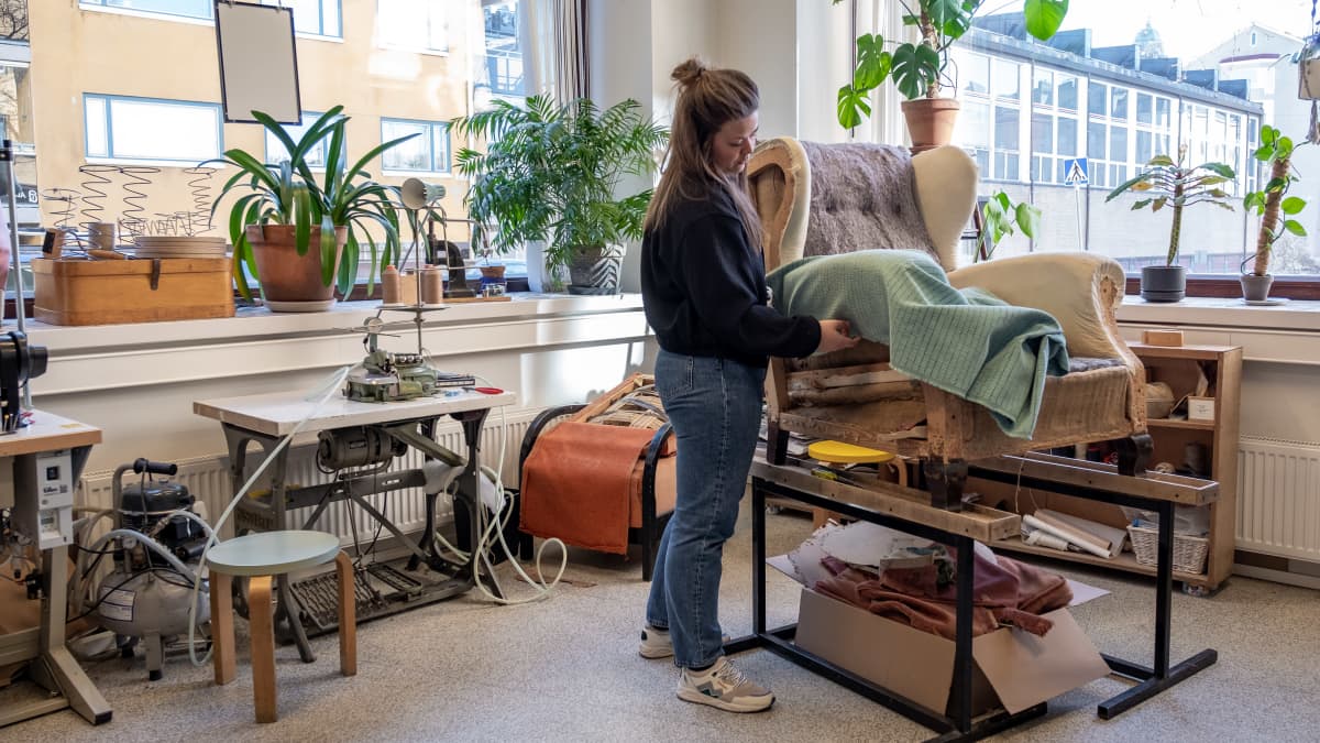 Verhoilija Lilly Nysten työskentelee.