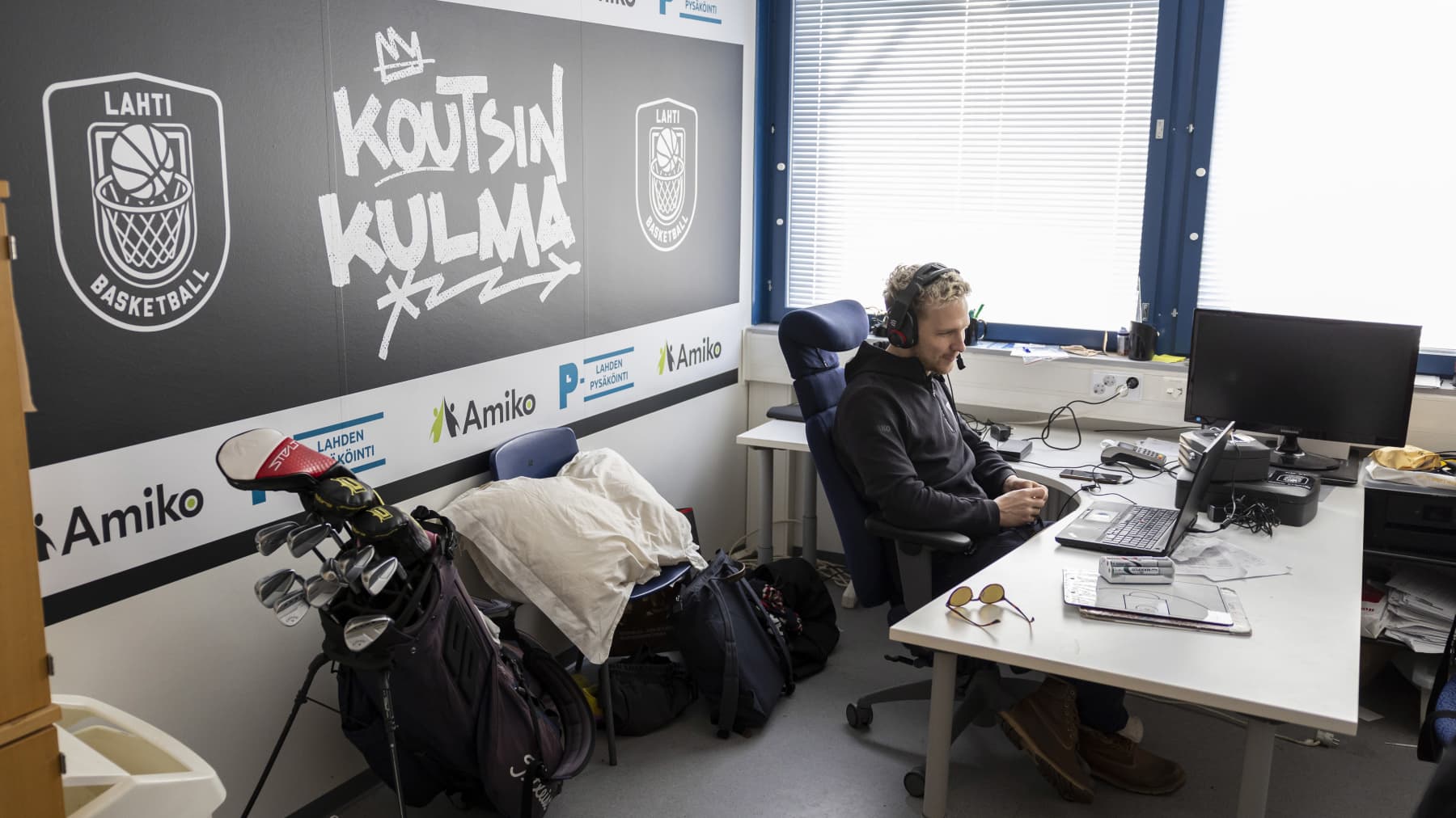 Koripalloselostaja ja valmentaja Kristian Palotie tekemässä podcastia Lahti Basketballin toimistolla 13.2.2024 klo 10:10.