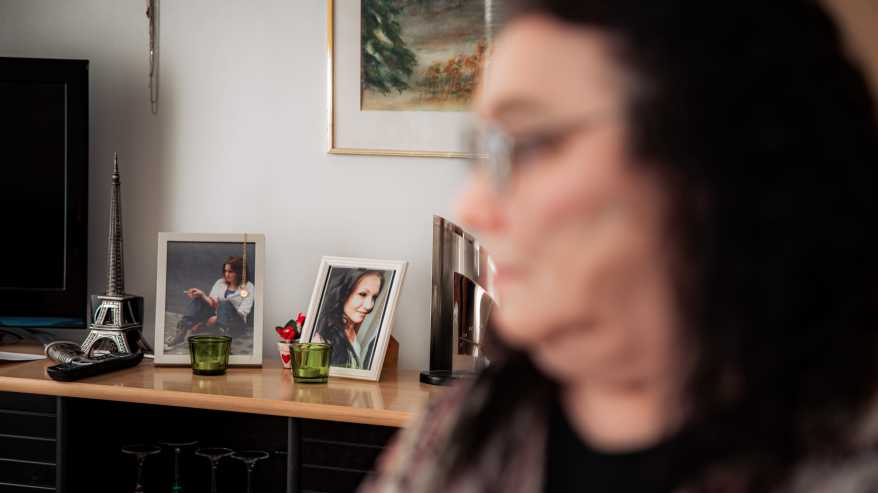 Oululainen Tiia Hirvelän takana kuvat hänen menehtyneistä tyttäreistä.
