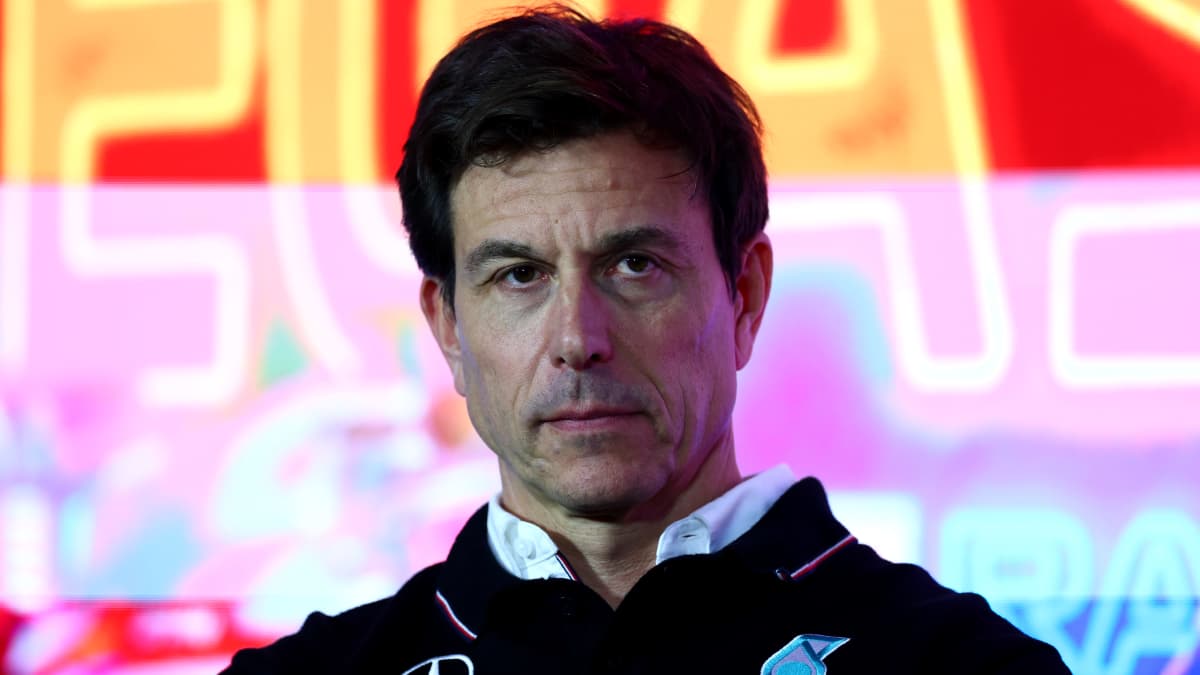 Mercedeksen päällikkö Toto Wolff lehdistötilaisuudessa Las Vegasissa.